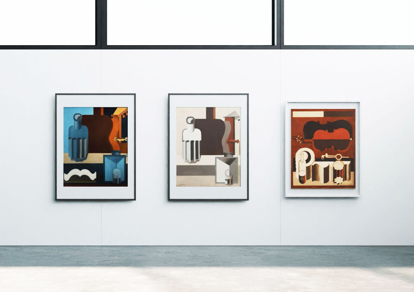 3つの作品が壁に掛けられている様子。左から、『垂直ギター(バージョン1)』、『垂直ギター(バージョン2)』、『赤いバイオリンの静物』